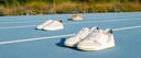 Trio de baskets homme sur terrain d'athlétisme