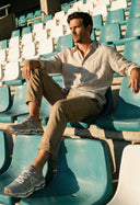 homme dans un stade avec des baskets mephisto