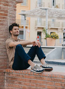 homme détendu en basket mephisto-mobile