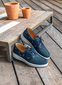 Chaussure bateau homme bleues sur terrasse en bois
